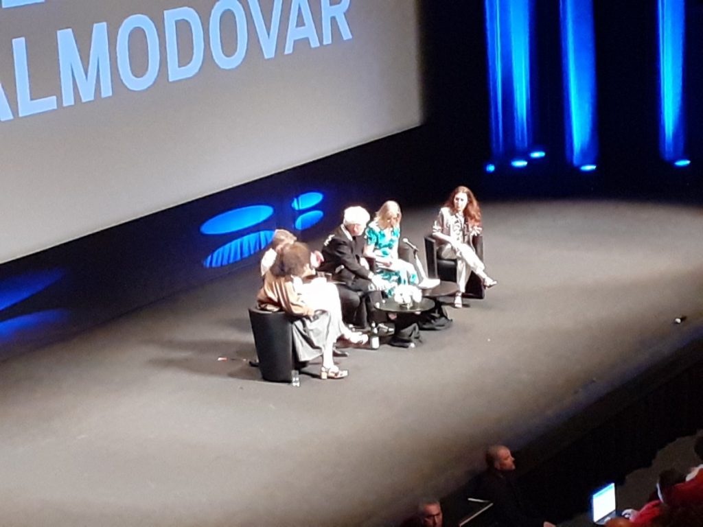 Φεστιβάλ Καννών: Ο Πέδρο Αλμοδόβαρ «πυροβολεί» αγάπη