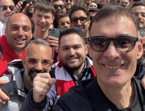 Final 4 – Κάουνας: Ο Μπαρτζώκας έβγαλε selfie με τους οπαδούς του Ολυμπιακού