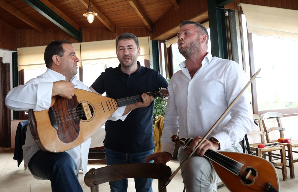 Νίκος Ανδρουλάκης: Τσικουδιές και μαντινάδες σε ταβέρνα της Κρήτης