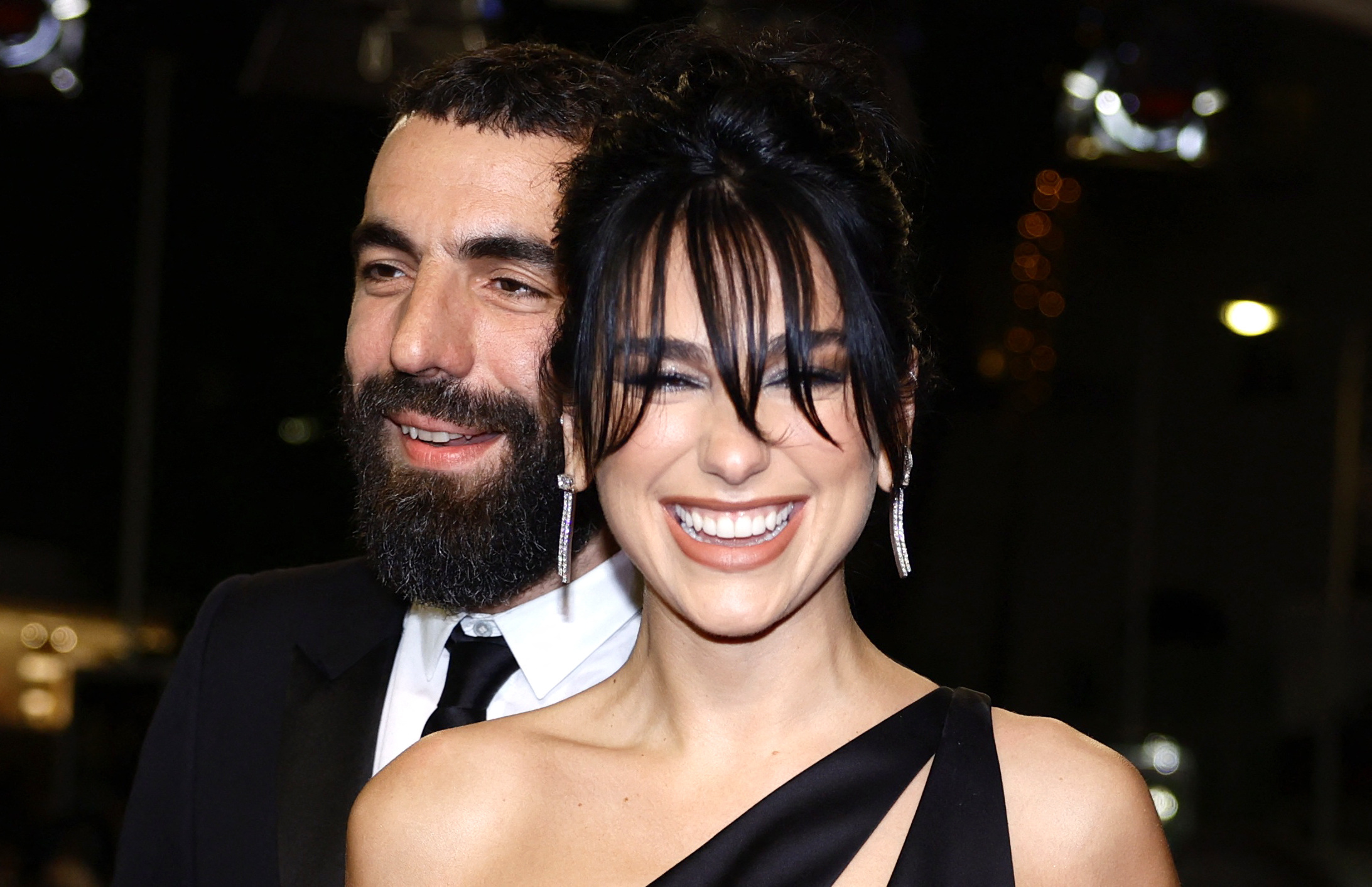 Dua Lipa-Romain Gavras: Πρώτη κοινή εμφάνιση στο κόκκινο χαλί των Καννών
