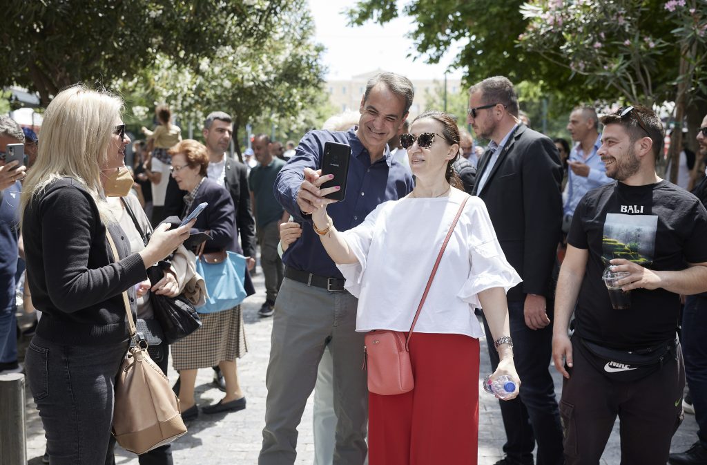 Μητσοτάκης: Βόλτα στην Ερμού και χαλαρή κουβέντα πριν τις κάλπες