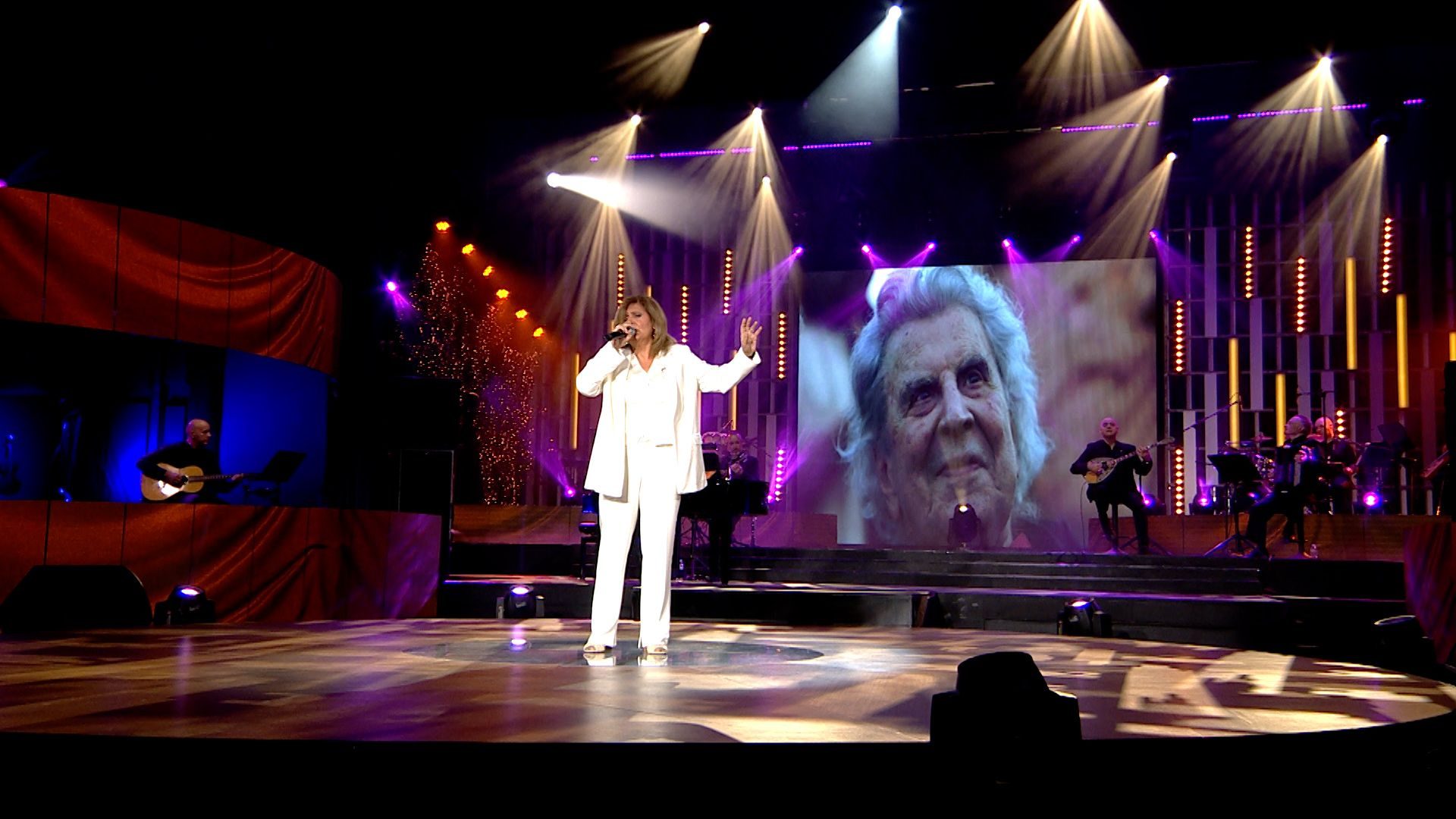 Το «Σπίτι με το MEGA» υποκλίνεται στον κορυφαίο Έλληνα συνθέτη Μίκη Θεοδωράκη