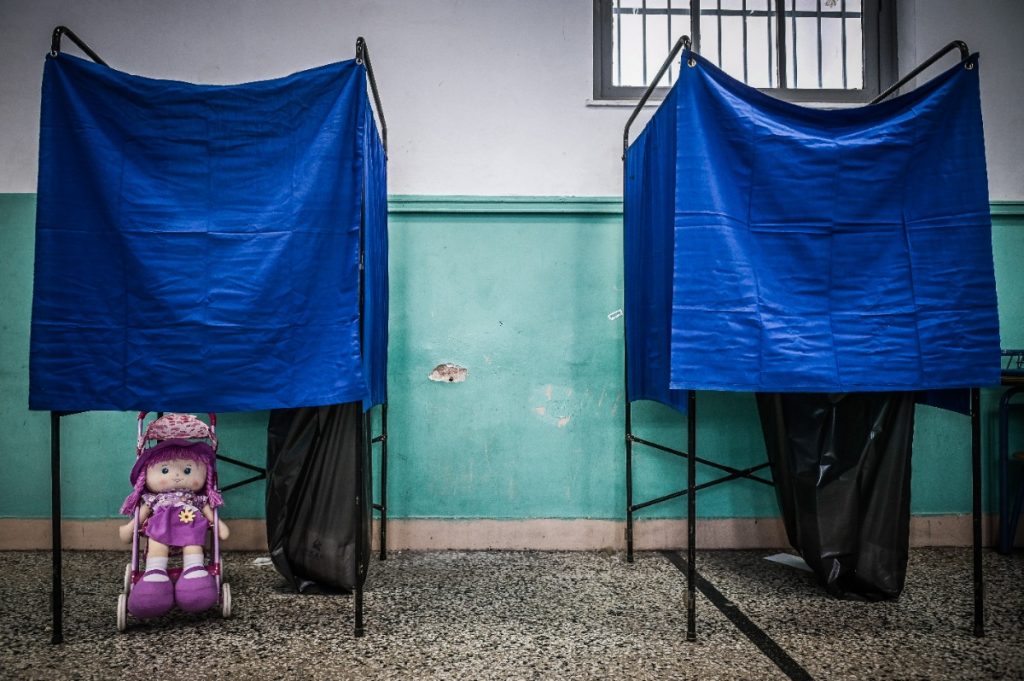 Εκλογές 2023: Με σκυλιά, άλογα και λούτρινα στις κάλπες