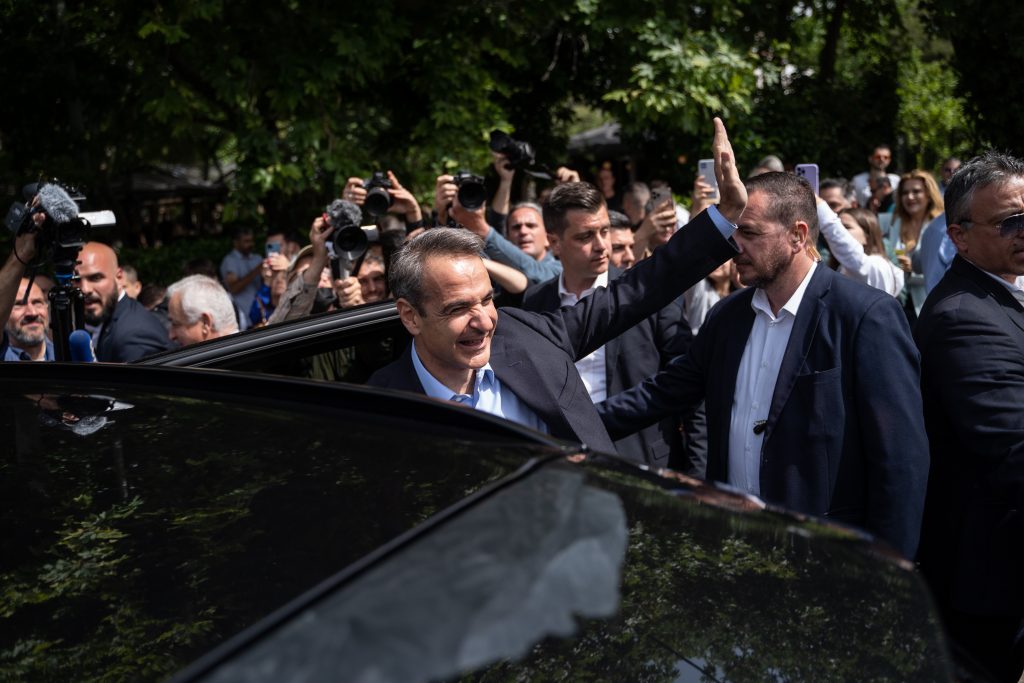 Exit poll: Ετριβαν τα μάτια τους από νωρίς στην Πειραιώς