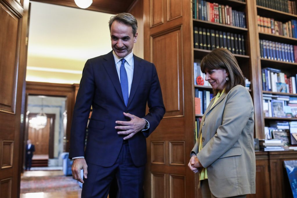 Εκλογές 2023 – Μητσοτάκης σε Σακελλαροπούλου για να λάβει την διερευνητική εντολή – «Θα την επιστρέψω το απόγευμα»