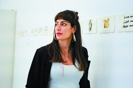 Η Τζάνις Ραφαηλίδου σκιαγραφεί την εξουσία και την υποταγή