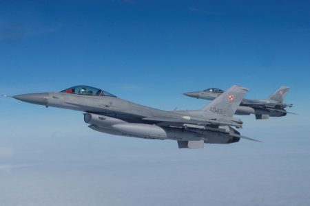 Πολωνία: Ξεκίνησε να εκπαιδεύει Ουκρανούς πιλότους στα μαχητικά F-16
