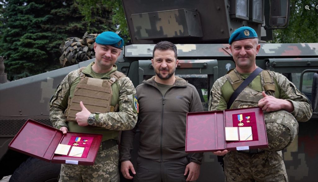 Ουκρανία: Ο Ζελένσκι στην πρώτη γραμμή του μετώπου