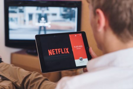 Netflix: Ξεκίνησε η έξτρα χρέωση για όσους μοιράζονται τους κωδικούς τους