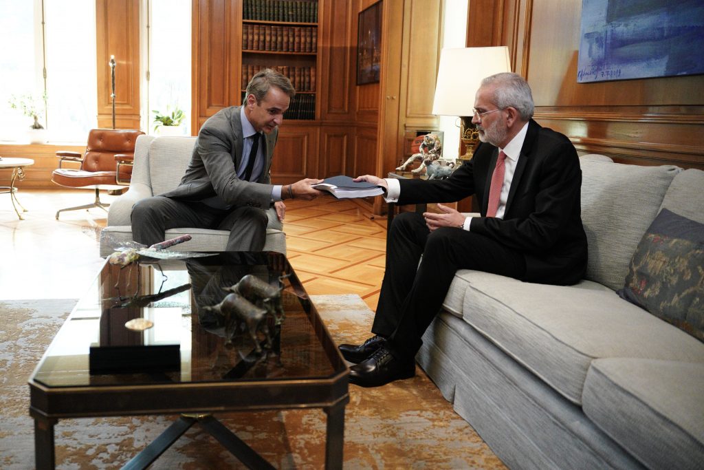 Τι περιέχει ο μπλε φάκελος που έδωσε ο Μητσοτάκης στον Σαρμά