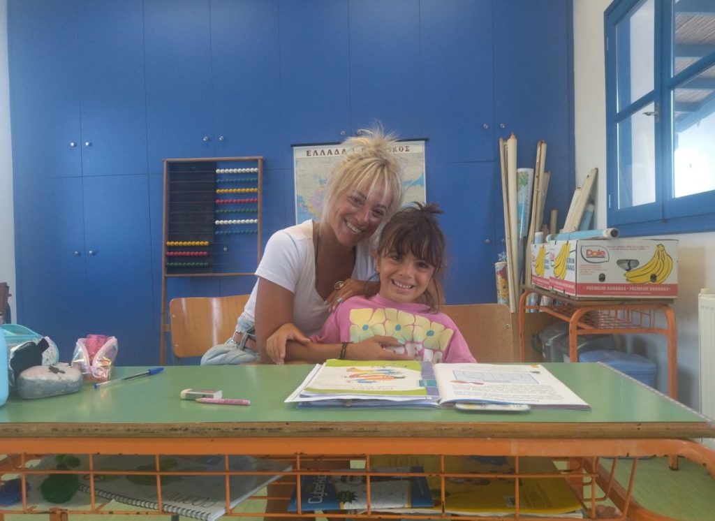 Ηρακλειά: Η δασκάλα που έχει μόνο μία μαθήτρια, την κόρη της