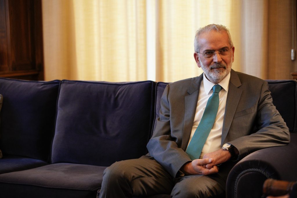 Εκλογές 2023: Αλλαγή φρουράς στο Μαξίμου – Τι έχει ο μπλε φάκελος που θα δώσει ο Μητσοτάκης στον Σαρμά