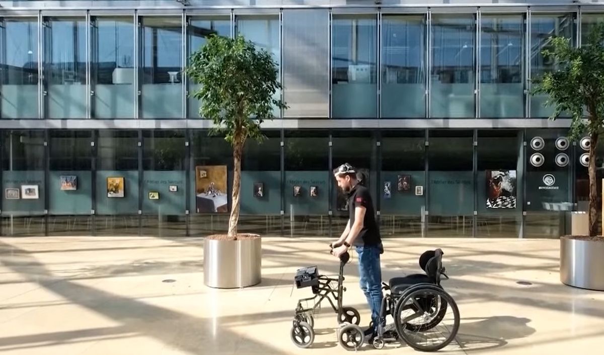 Επαναστατικό εμφύτευμα έκανε παράλυτο άνδρα να περπατήσει ξανά