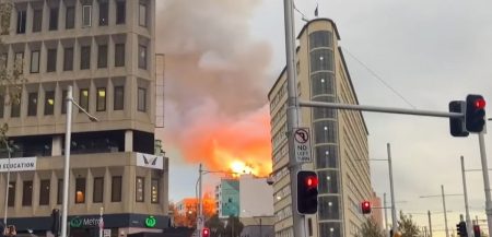 Σϊδνεϊ: Μεγάλη φωτιά σε κτήριο – Έχει αρχίσει να καταρρέει