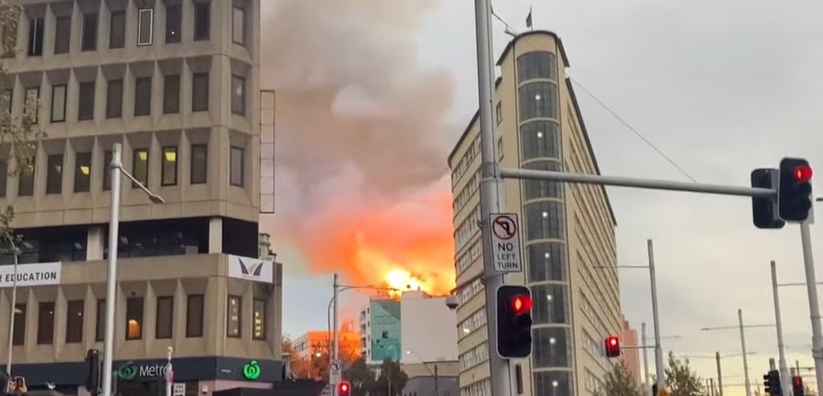 Σϊδνεϊ: Μεγάλη φωτιά σε κτήριο – Έχει αρχίσει να καταρρέει