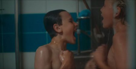 «Αγόρια στο ντους»: Αντιδράσεις με ερωτική ταινία που προβλήθηκε σε μαθητές Δημοτικού