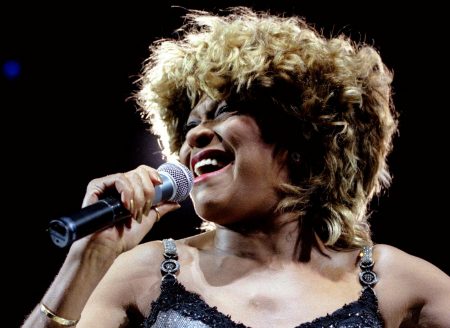 Tina Turner: 10 τραγούδια της θρυλικής τραγουδίστριας που θα χορεύουμε για καιρό