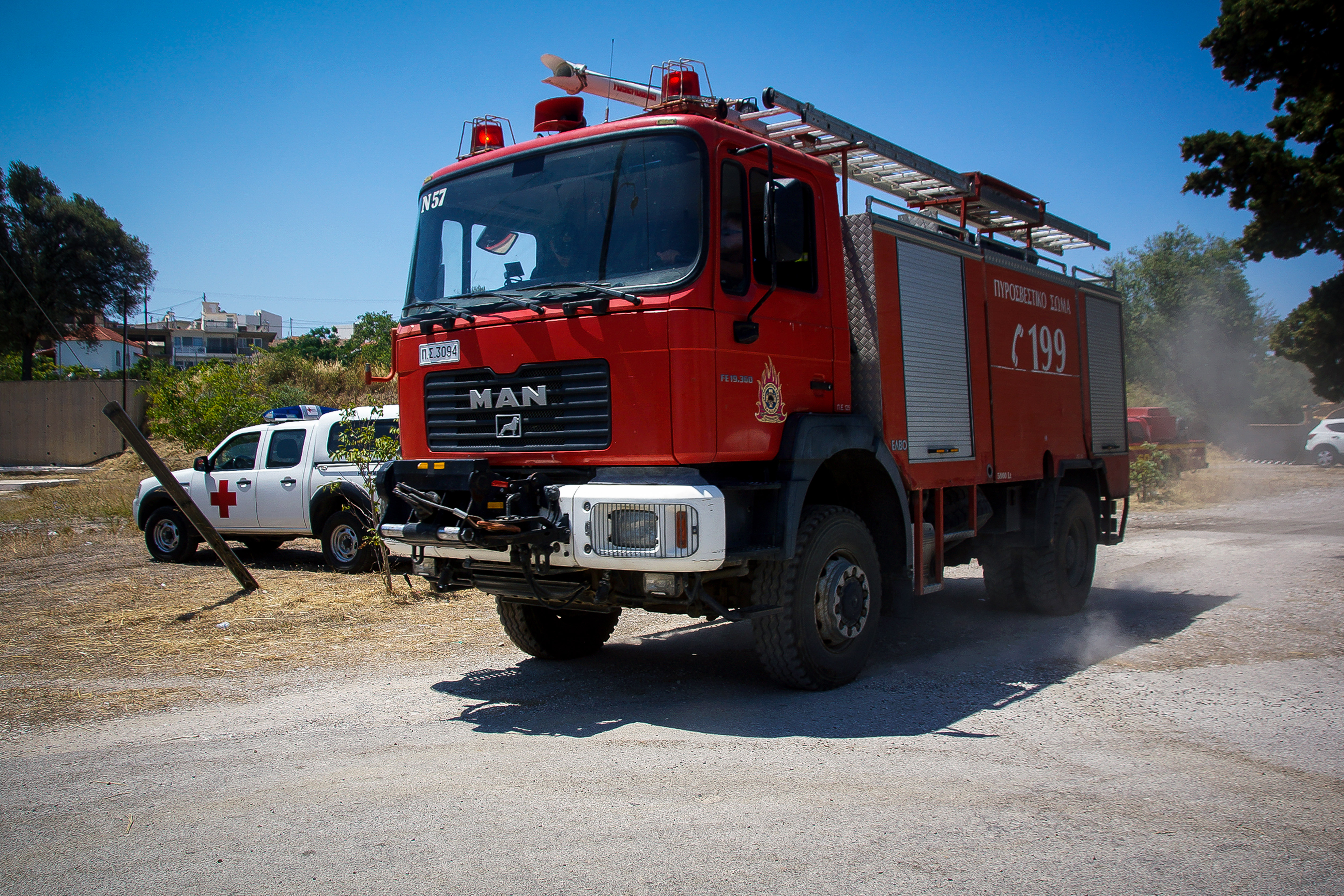 Πυρκαγιά σε αγροτοδασική έκταση στα Καλύβια Θορικού