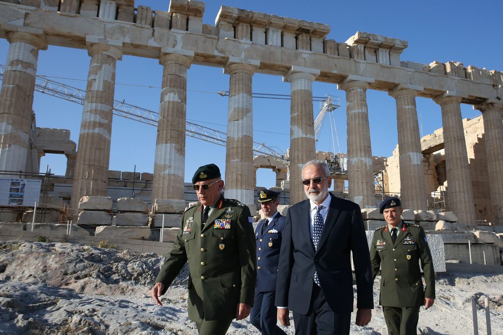 Στην έπαρση της σημαίας στην Ακρόπολη με τον Κωνσταντίνο Φλώρο ο Ιωάννης Σαρμάς