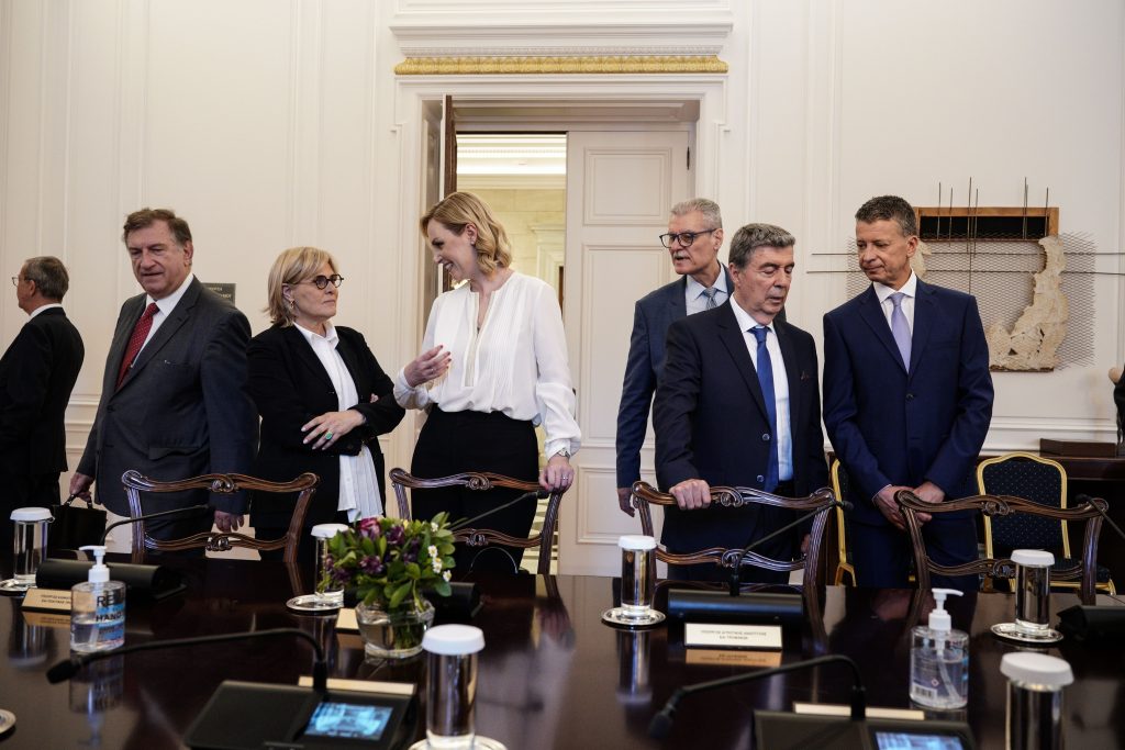 Η χωροταξική ξενάγηση στο Μαξίμου και ο νέος αρμόδιος για την ΕΥΠ