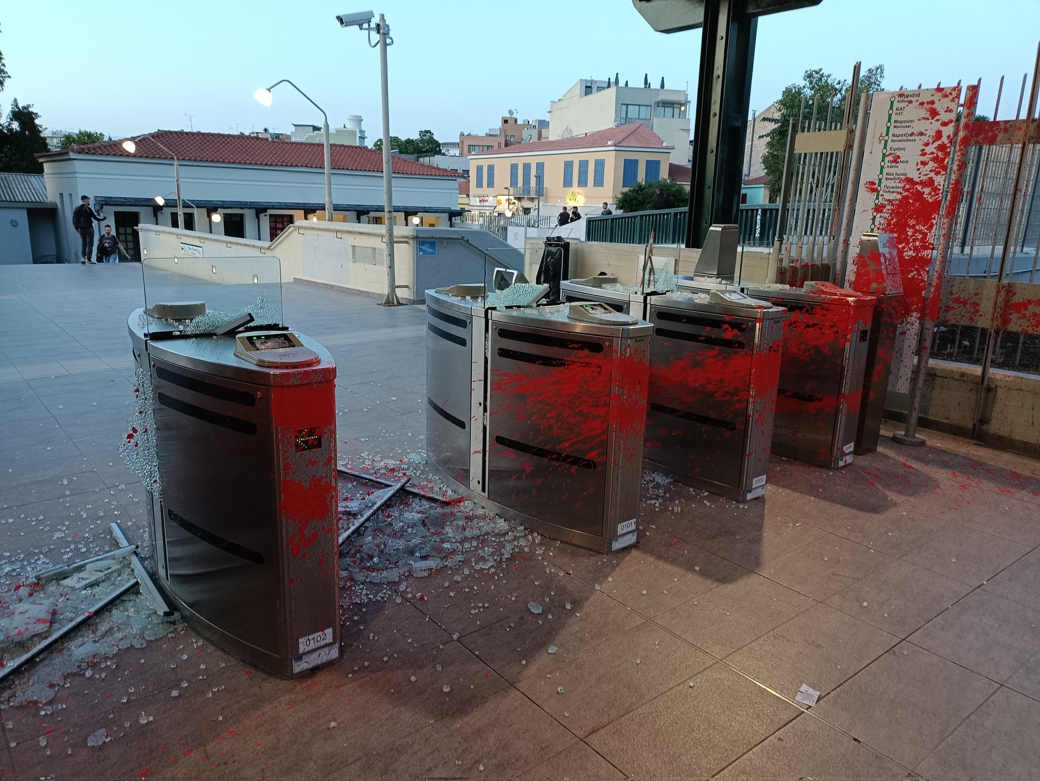 Πέταξαν μπογιές και έσπασαν μηχανήματα του ΗΣΑΠ στο Θησείο