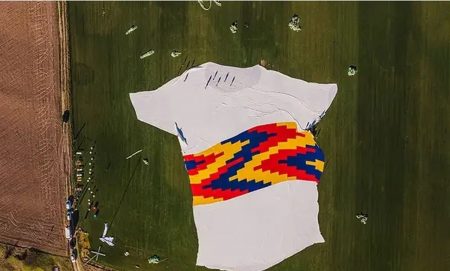 Ρεκόρ Γκίνες: Το μεγαλύτερο μπλουζάκι στον κόσμο έχει μήκος 108 μέτρα