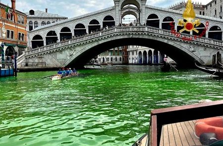 Βενετία: Πράσινα έγιναν τα νερά στο Μεγάλο Κανάλι