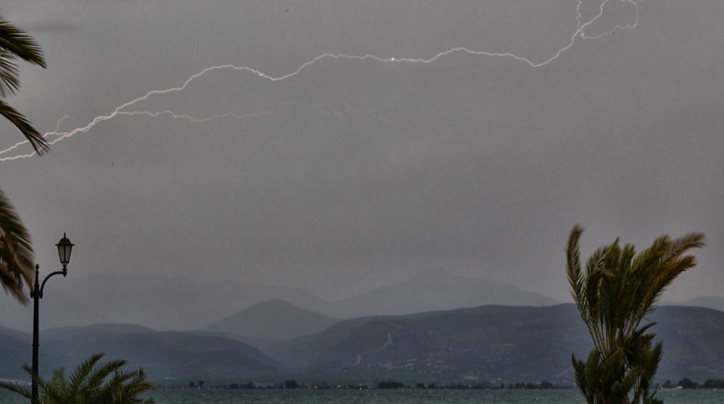 Ρόδος: Σε βίντεο το χτύπημα του κεραυνού στον άτυχο τουρίστα