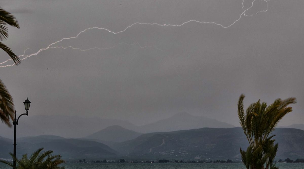 Ρόδος: Σε βίντεο το χτύπημα του κεραυνού στον άτυχο τουρίστα