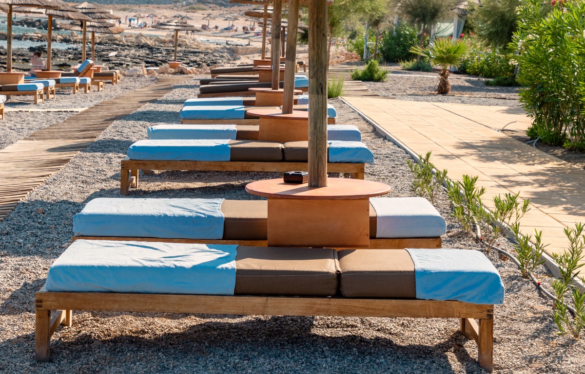 Ξαπλώστρες από «χρυσάφι» – Έφτασαν 90 ευρώ στο Σούνιο