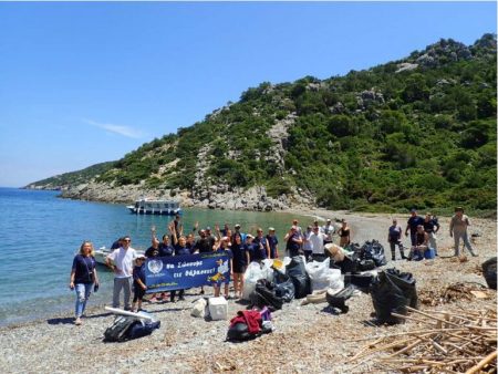 Ρύπανση θαλασσών: 540 κιλά σκουπίδια μάζεψαν εθελοντές από παραλία του Πόρου