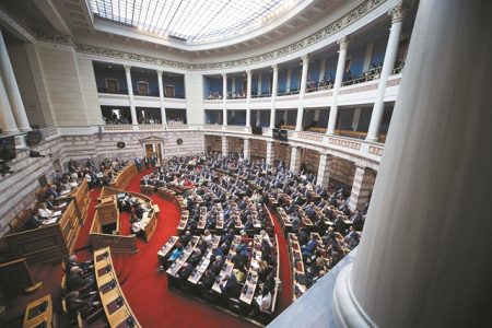 Βουλή: «Υπερωρίες» με μπαράζ νομοσχεδίων