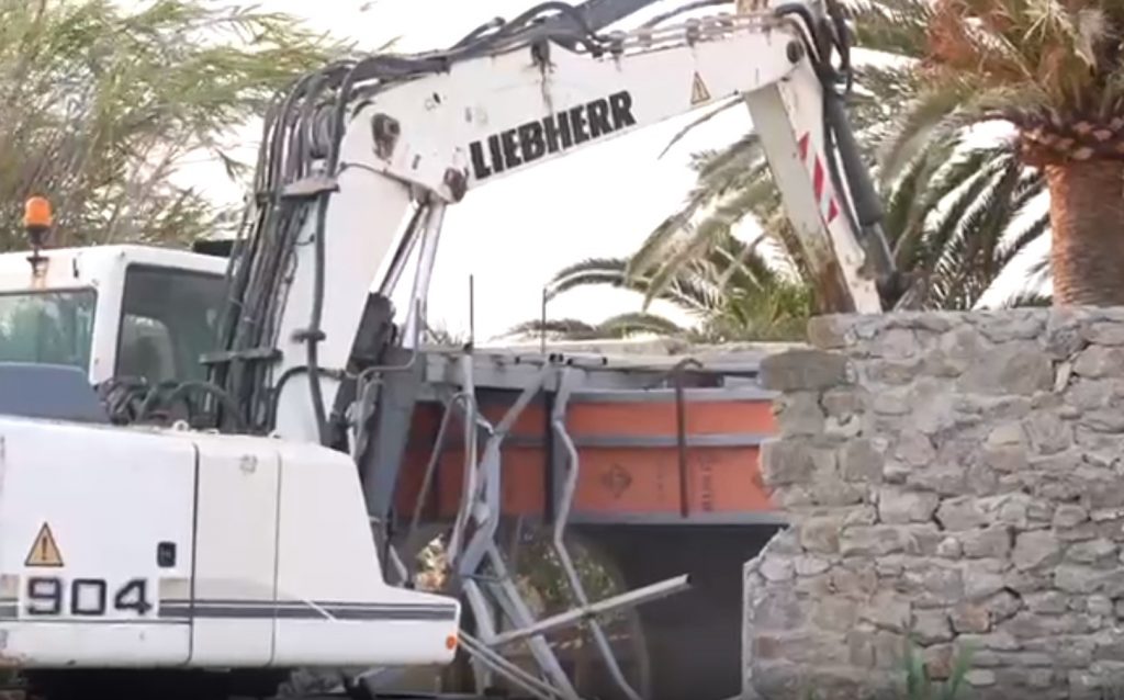 Μύκονος: Το Nammos κατεδαφίζει τα αυθαίρετα – Η ανακοίνωση της επιχείρησης