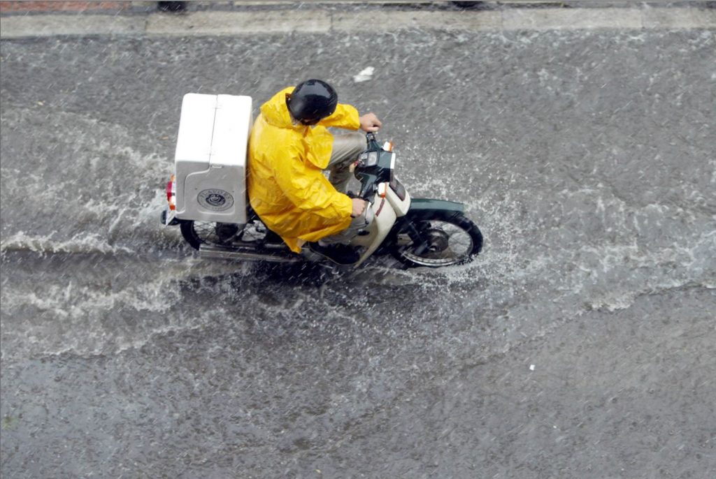 Θεσσαλονίκη: Ποτάμια οι δρόμοι μετά από ξαφνική καταιγίδα