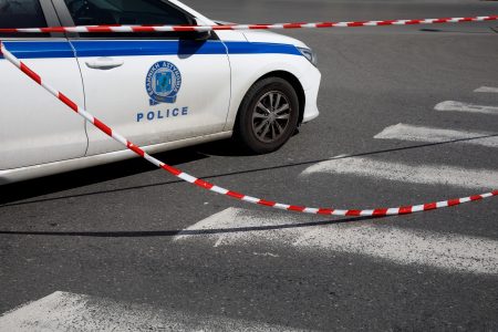 Αυτοκίνητο παρέσυρε και σκότωσε αστυνομικό στην Κατεχάκη