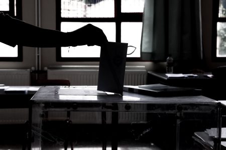 Το διπλό παιχνίδι των εκλογών