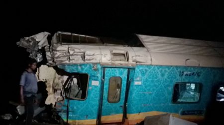 Ινδία: Τουλάχιστον 50 νεκροί και 500 τραυματίες σε σιδηροδρομικό δυστύχημα