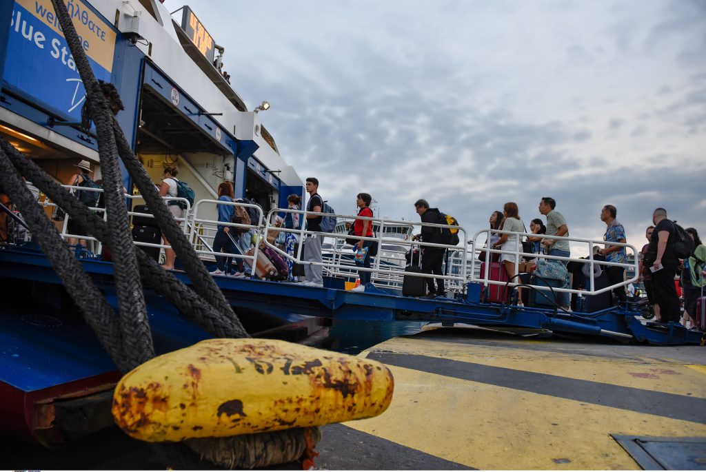 Αγίου Πνεύματος: Αυξημένη η κίνηση στο μεγάλο λιμάνι – 100% πληρότητα στα πλοία