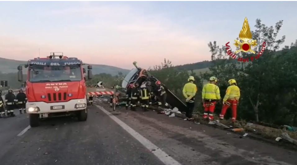 Ιταλία: Νεκρός και σοβαρά τραυματίες από πτώση λεωφορείου σε γκρεμό μετά από τροχαίο