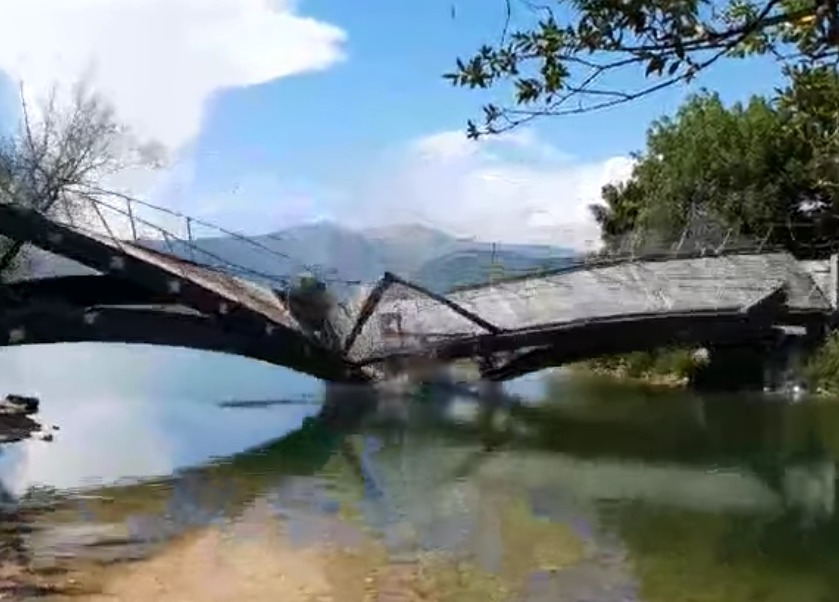 Άρτα: Κατέρρευσε ξύλινη γέφυρα στο παραποτάμιο πάρκο – Δείτε βίντεο