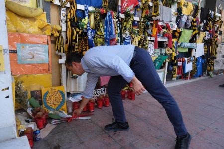 Τσίπρας: Άφησε λουλούδι στο σημείο που δολοφονήθηκε ο Άλκης Καμπανός