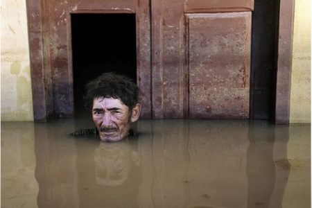 Ο Gideon Mendel φωτογραφίζει όσους μένουν πίσω μετά από κλιματικές καταστροφές