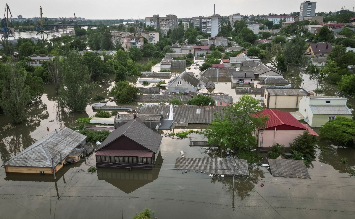 Φράγμα Καχόβκα: Στα 5 μέτρα η στάθμη του νερού – Σχεδόν 5.900 άνθρωποι έχουν απομακρυνθεί