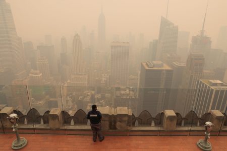 Νέφος καπνού από τις φωτιές του Καναδά «πνίγει» τη Νέα Υόρκη – Αναστολή πτήσεων
