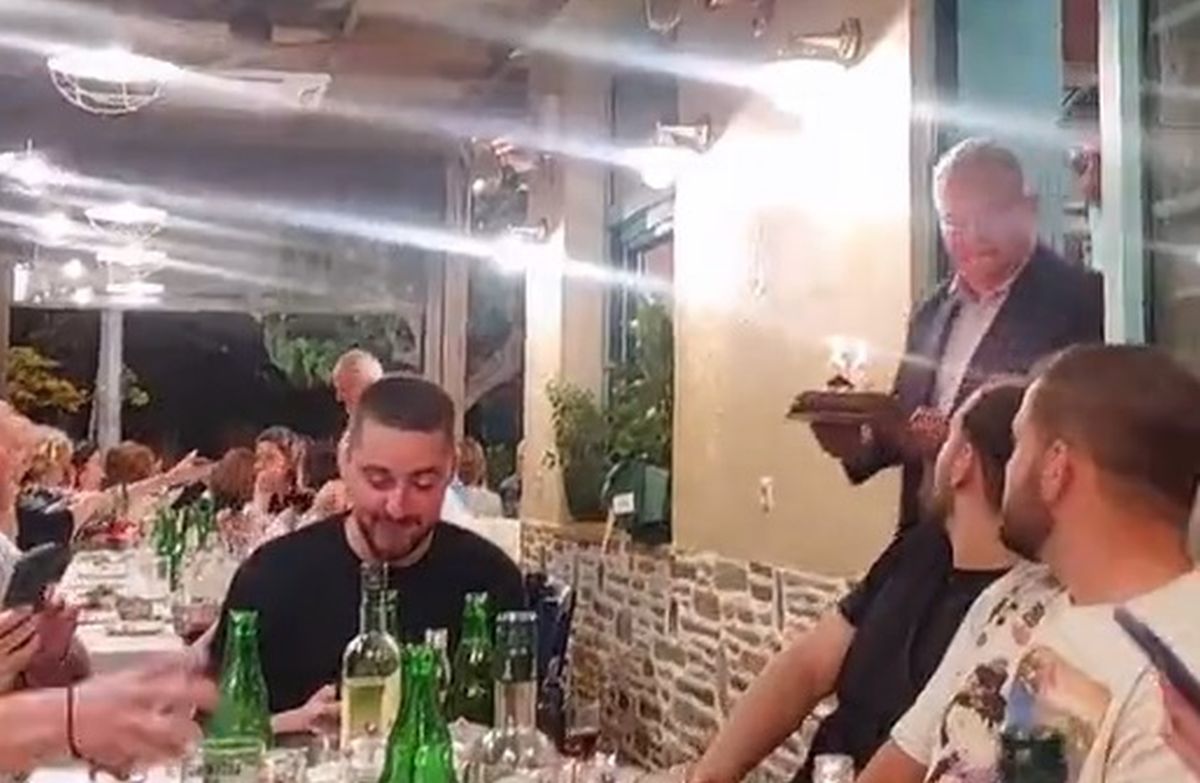 Κουτσούμπας: Έκανε έκπληξη με τούρτα σε 26χρονο που είχε γενέθλια