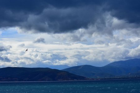 Καιρός: Αυξημένη συννεφιά στην Αττική, τοπικές βροχές στο Αιγαίο – Η πρόβλεψη της Χριστίνας Ρήγου