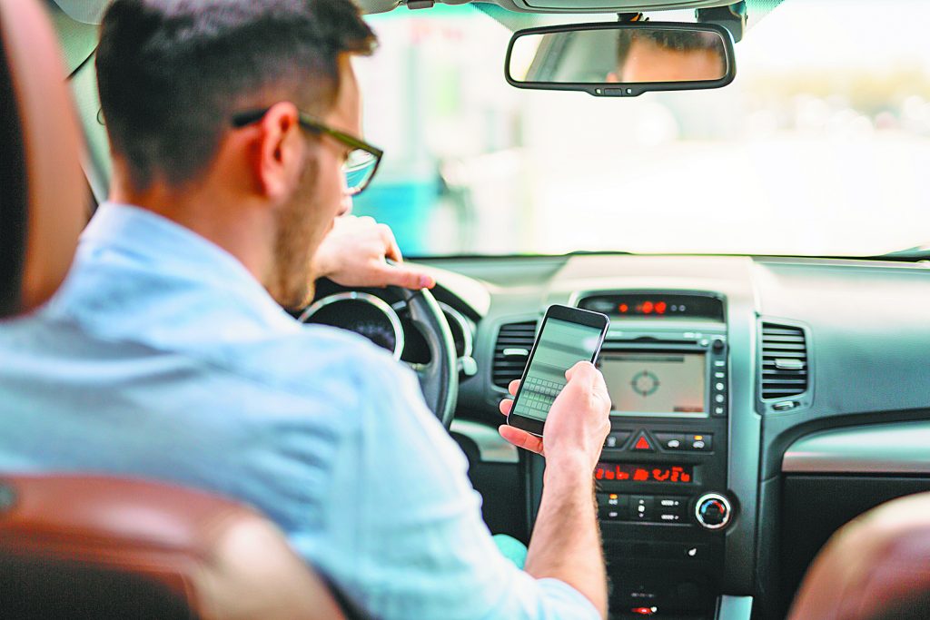 Ευρωβαρόμετρο: Με το κινητό στο χέρι οι Έλληνες οδηγοί – Τραβούν μέχρι και βίντεο