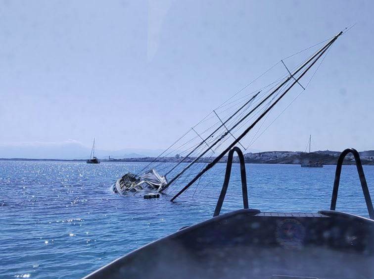 Πάρος: Βυθίζεται ιστιοφόρο στη Νάουσα