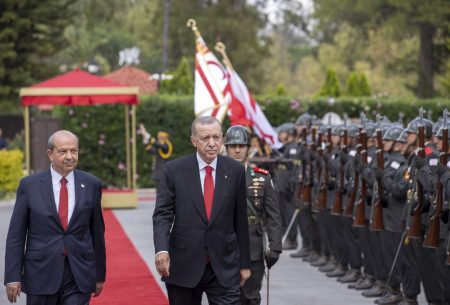 Στα κατεχόμενα ο Ερντογάν – Τον υποδέχτηκαν με σημαίες της «Γαλάζιας Πατρίδας»