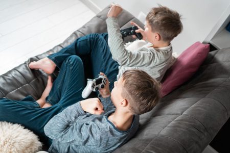 Παιδιά και οθόνες: Η δύσκολη μάχη των γονιών κατά της ντοπαμίνης